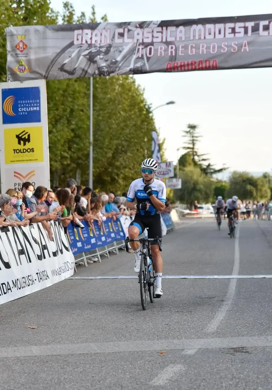 Frenky van der Vorst finisht de Gran Classica Modest Capel wielerwedstrijd