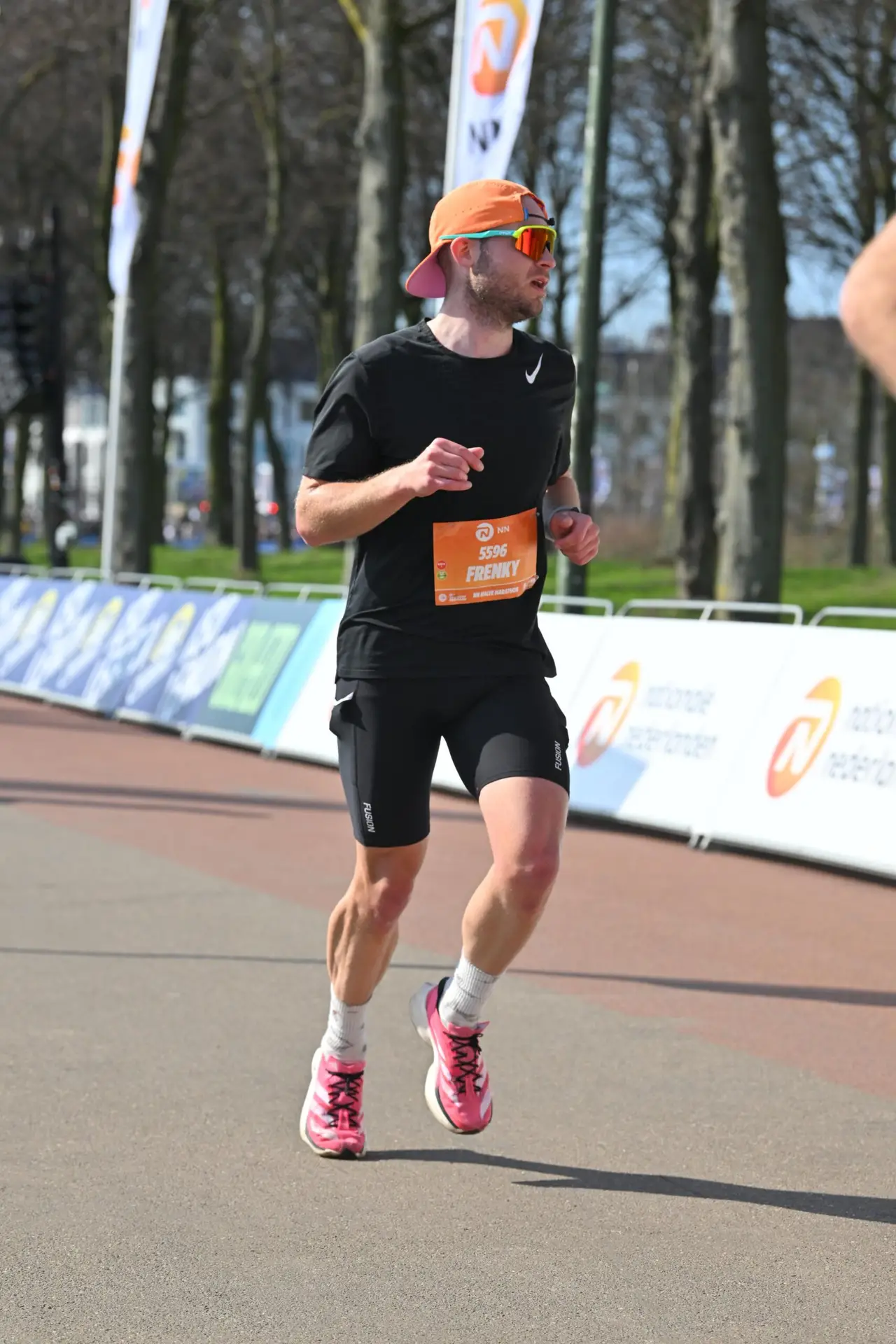 Frenky van der Vorst finisht de halve marathon van de CPC Loop Den Haag