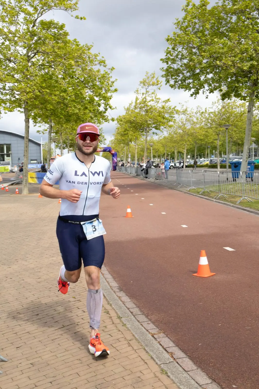 Frenky van der Vorst tijdens het looponderdeel van de triathlon Brabantse Wal