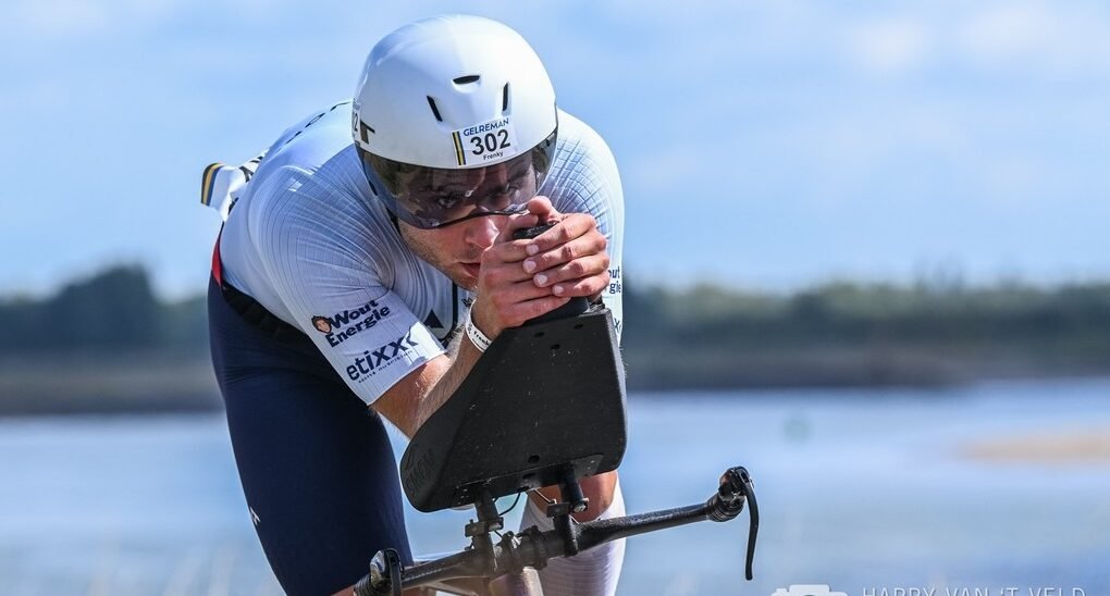 Frenky op de fiets tijdens de Gelreman 70.3
