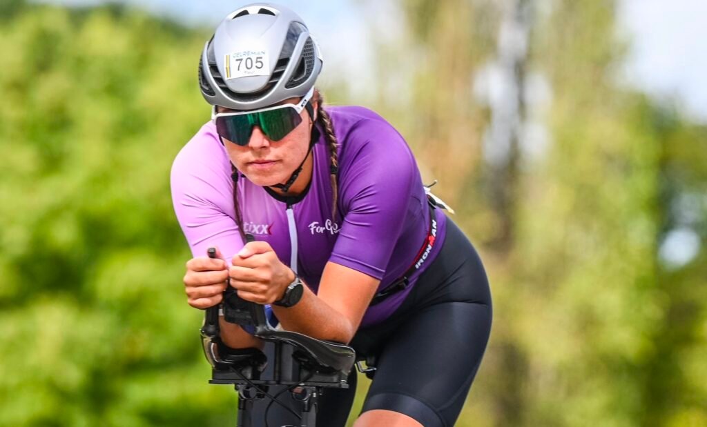 Fleur op de fiets tijdens haar eerste halve triathlon bij de Gelreman