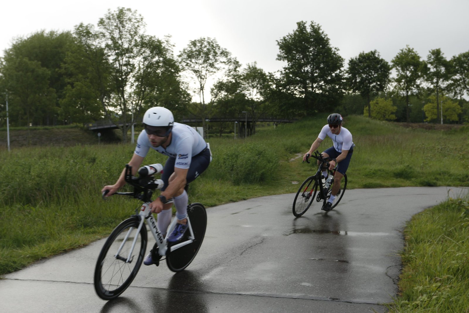 Frenky tijdens het fiets onderdeel van triathlon Brabantse wal